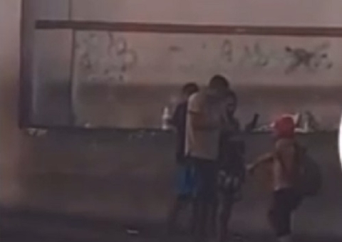 Traficante distribui drogas em plena luz do dia ao lado do Mercado Adolpho Lisboa; vídeo