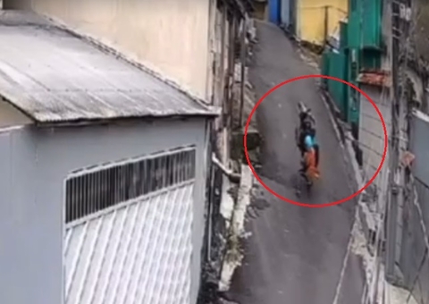 Moto empina e casal cai em ladeira no Nova Esperança; vídeo