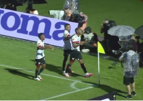 Ryan decide no fim, e São Paulo vence Portuguesa de virada no Pacaembu