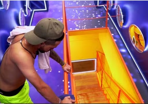 João Gabriel se esconde para ouvir conversa de brothers na cozinha