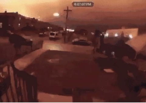 Avião explode ao cair perto de shopping nos EUA; vídeo