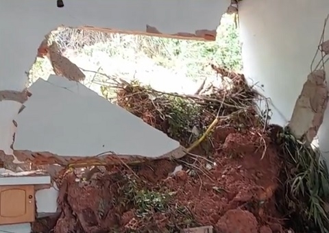 Deslizamento de terra destrói parte de igreja durante velório em Parintins