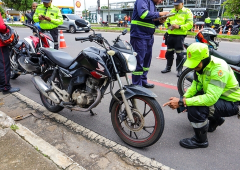 Motociclistas sem capacete e sem CNH são autuados durante operação em Manaus