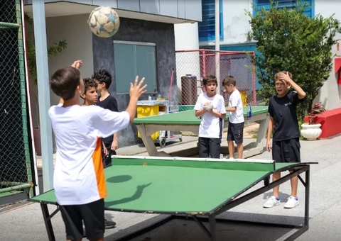 Governo regulamenta lei que restringe uso de celular na escola