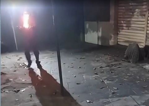 Adolescente é apreendido após incendiar morador de rua durante live
