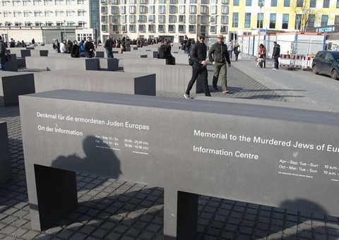 Homem é esfaqueado no Memorial do Holocausto em Berlim