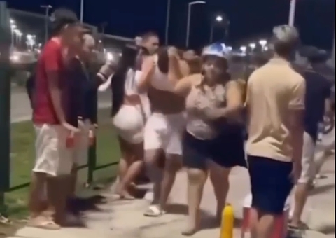 Mãe viraliza após retirar filho 'pelos cabelos' de adega em Manaus; vídeo