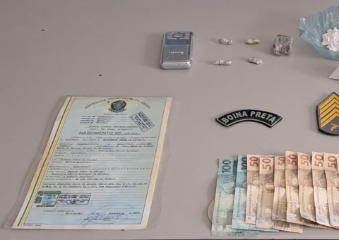 Foragido é preso enquanto vendia drogas em Envira