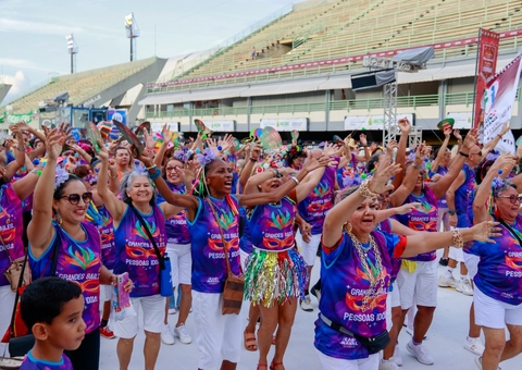 Desfile de grupos de idosos abre a noite do Grupo Especial no Sambódromo