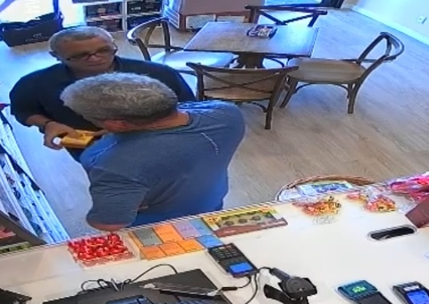 Dois homens furtam barras de chocolate na Cacau Show em Manaus; vídeo