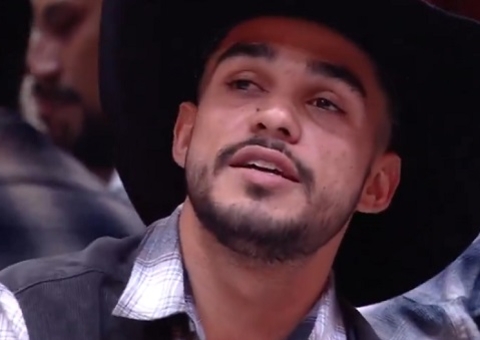 João Pedro muda de ideia e barra Camilla da festa do líder