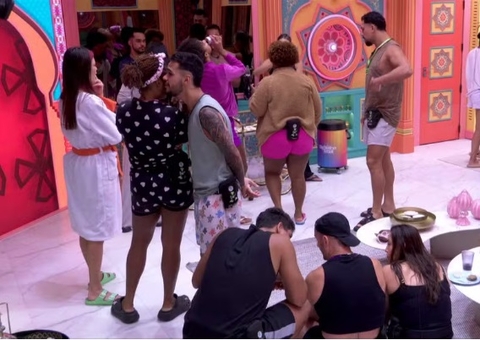 João Gabriel abraça Thamiris e Vitória alerta: 'Sua namorada não vai gostar'