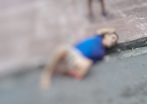 Durante fuga de criminosos, homem é atropelado e tem a perna dilacerada em Manaus