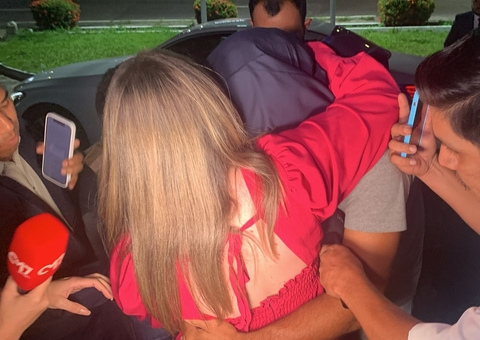 Cantor que espancou namorada se entrega à polícia em Manaus