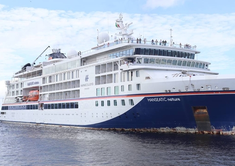 Navio Hanseatic Nature atraca em Manaus com mais de 400 turistas