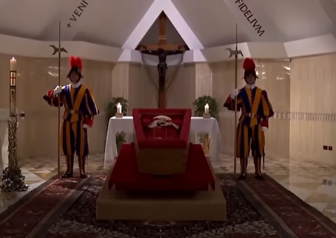 Vaticano divulga fotos do papa Francisco em caixão; velório começa amanhã