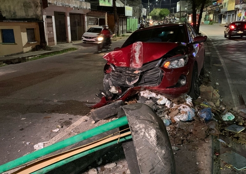 Motorista de App perde controle de carro e arranca poste no Zumbi