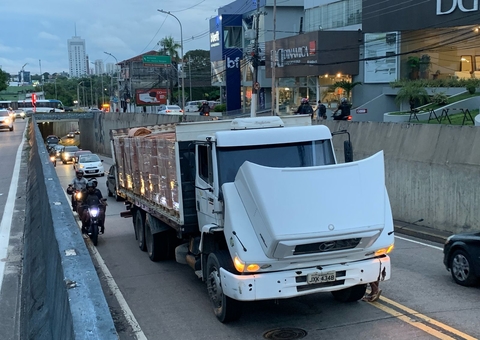 Carreta em pane mecânica causa congestionamento no viaduto da avenida Darcy Vargas; vídeo