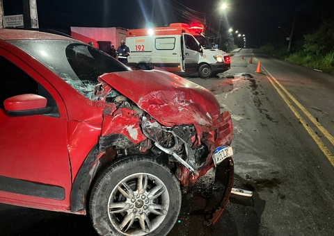 Motorista fica ferido após bater em ambulância do Samu no Colônia Antônio Aleixo