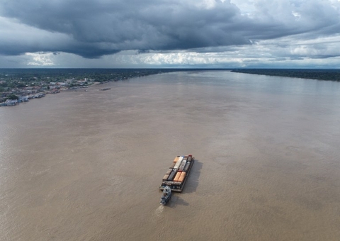 Operação emergencial leva suprimentos a Humaitá após alagamento de rodovia