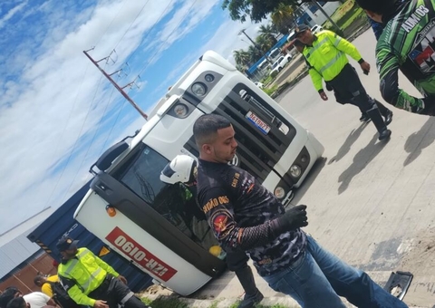 Vídeo mostra momento em que carreta tomba na Bola da Gillete