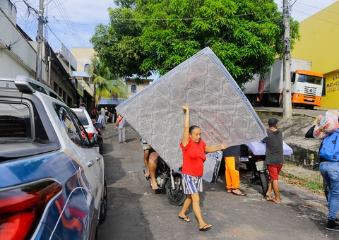 Mais de 200 famílias recebem atendimento socioassistencial após chuva em Manaus