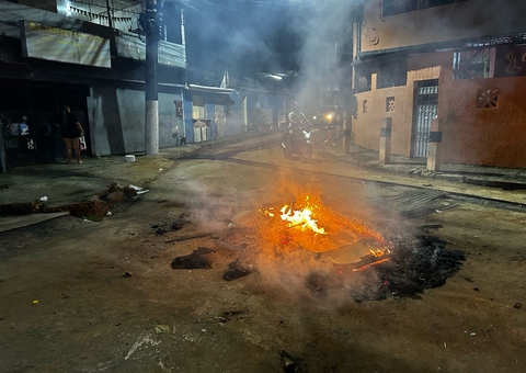 Moradores protestam após ficarem mais de 12 horas sem água no Santo Agostinho