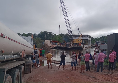 Caminhão cai ao tentar embarcar em balsa na BR-319; vídeo