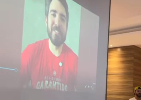 Amo do Garantido revela sexo de bebê em vídeo emocionante enviado a casal em Manaus