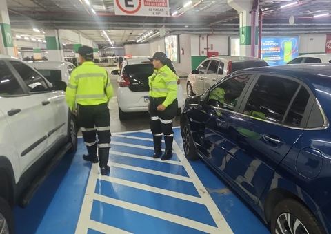Motoristas são autuados por uso irregular de vagas especiais em supermercados de Manaus