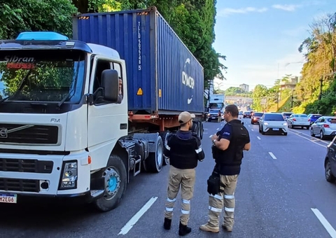 Operação Carga Pesada registra 76 irregularidades em veículos em Manaus
