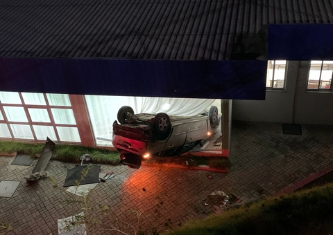 Família fica ferida após carro despencar em barranco no Colônia Terra Nova; vídeo