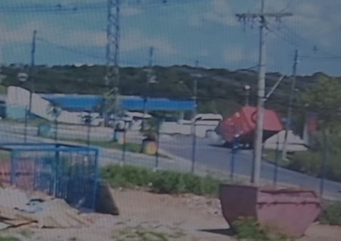 Carreta tomba e quase esmaga motociclista no Colônia Antônio Aleixo; vídeo