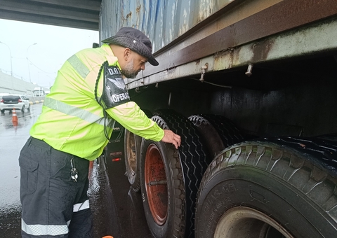 Fiscalização de caminhões registra 47 autuações na Avenida das Torres