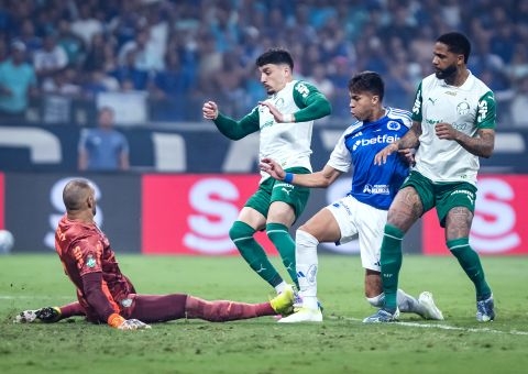 Cruzeiro vence Palmeiras em 4 minutos e garante vice-liderança do Brasileirão