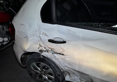 Motociclista e garupa ficam feridos ao atingirem carro no Cidade de Deus