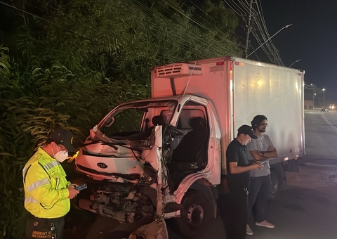 Motorista fica preso às ferragens em acidente entre dois caminhões no Distrito Industrial