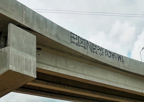 Viaduto Rei Pelé é alvo de vandalismo em Manaus