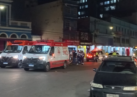 Mulher é atropelada por motociclista ao tentar atravessar a rua no Centro
