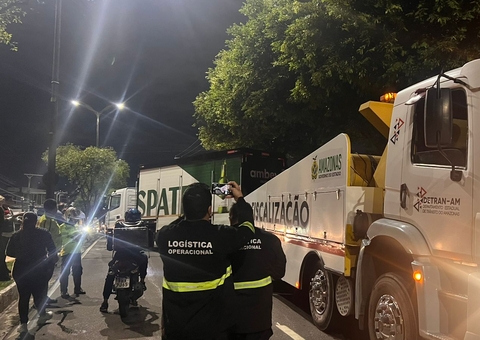 Carreta com carga de cerveja perde controle e atrapalha trânsito no Dom Pedro