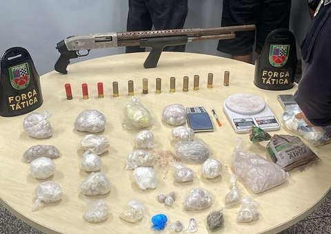 Casal é preso suspeito de guardar arma e drogas para traficante na Redenção; vídeo