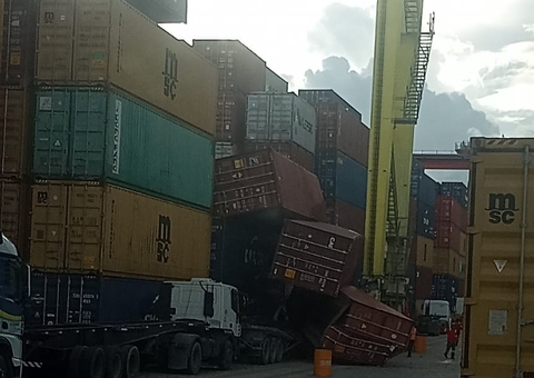 Contêineres caem sobre carreta e motorista quase é esmagado no Porto Chibatão; vídeos