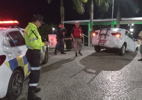 Taxista erra trajeto e invade escadaria do anfiteatro da Ponta Negra