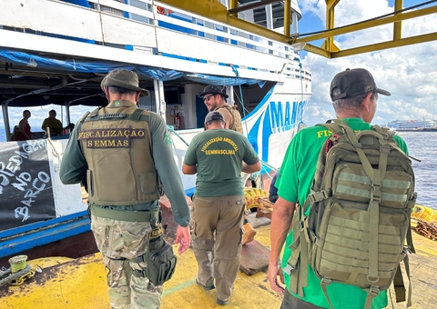 Passageiros a caminho de Parintins são orientados sobre descarte de lixo em rios