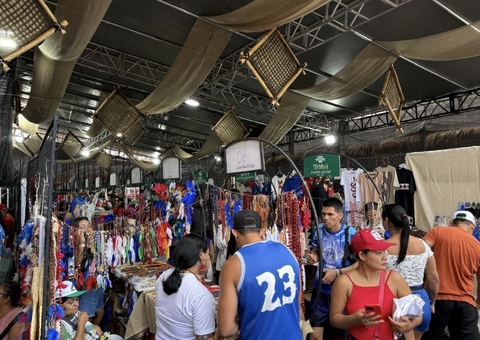 Cachaça indígena conquista visitantes na 5ª Feira de Artesanato em Parintins