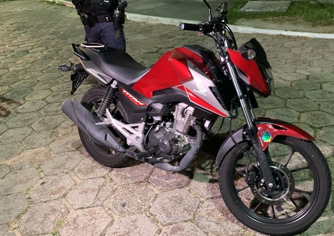 Familiares de suspeito de assalto entregam celulares roubados no Dom Pedro