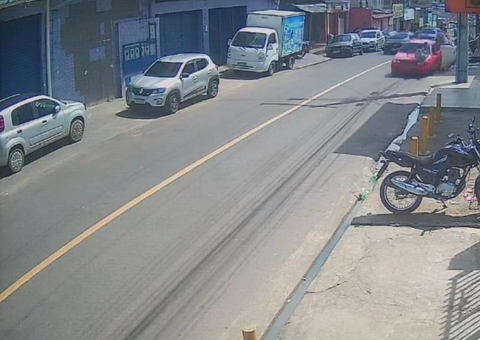 Carro desgovernado atropela homem e bebê na Compensa; vídeo