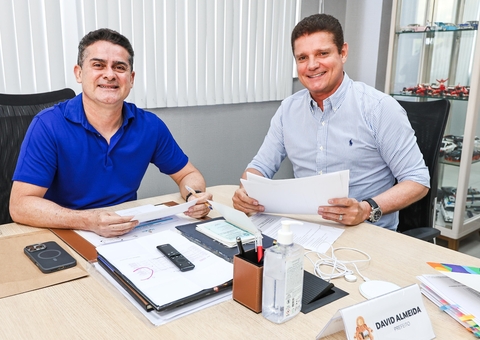 David Almeida sanciona lei que garante passe livre a mais de 200 mil estudantes em Manaus