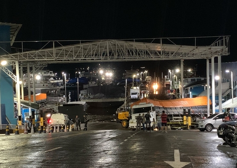 Carreta perde controle em ladeira e deixa pessoa ferida em porto no Educandos; vídeo