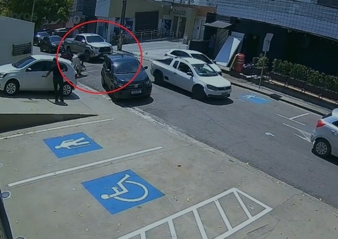 Motorista derruba moto estacionada na Zona Azul e foge após acidente no Vieiralves; vídeo